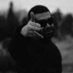 دانلود آهنگ جدید فرزاد مطلق به نام با کی میخندی